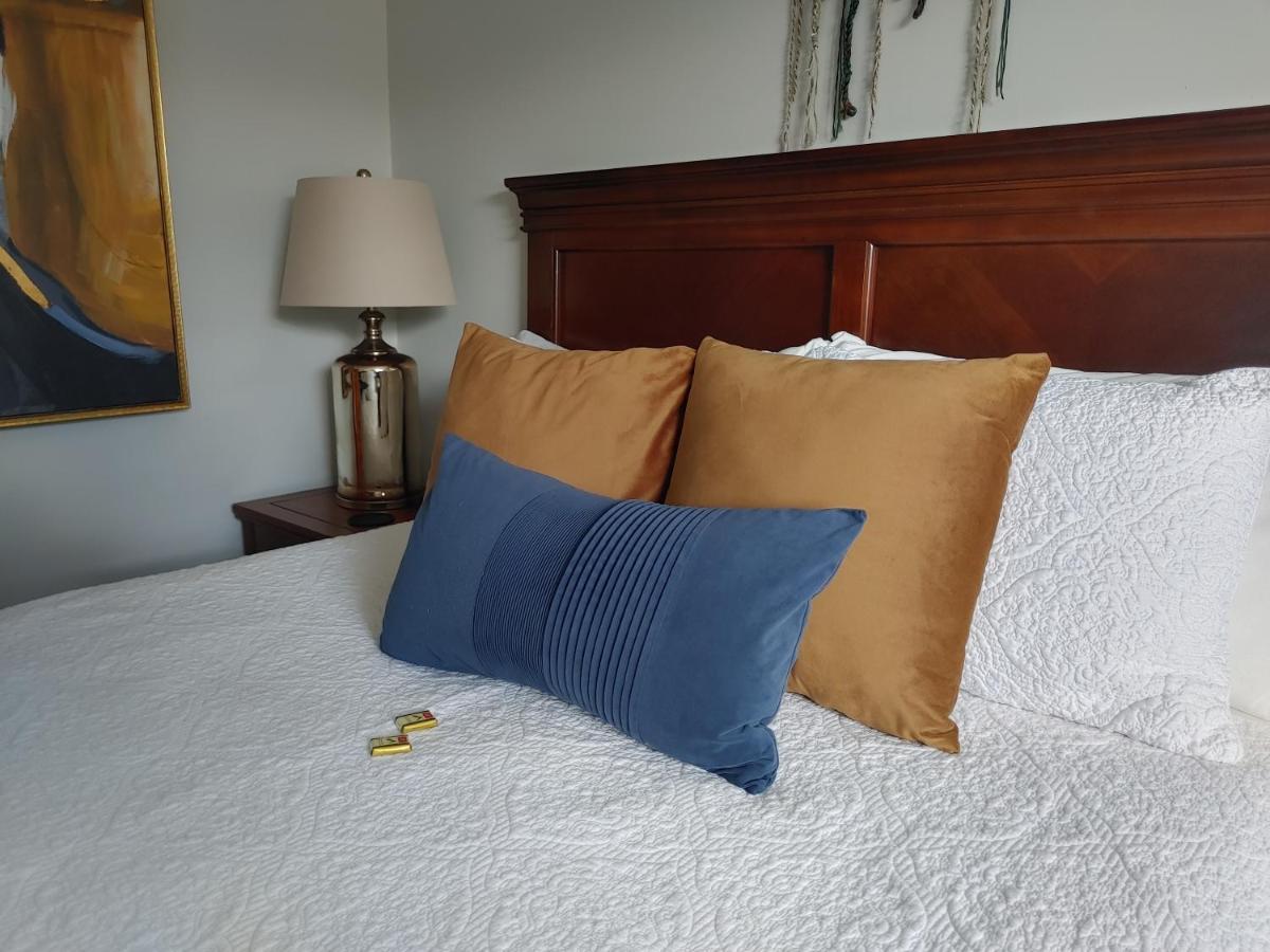 Stonewater Manor B&B แกเนอนอเคว ภายนอก รูปภาพ