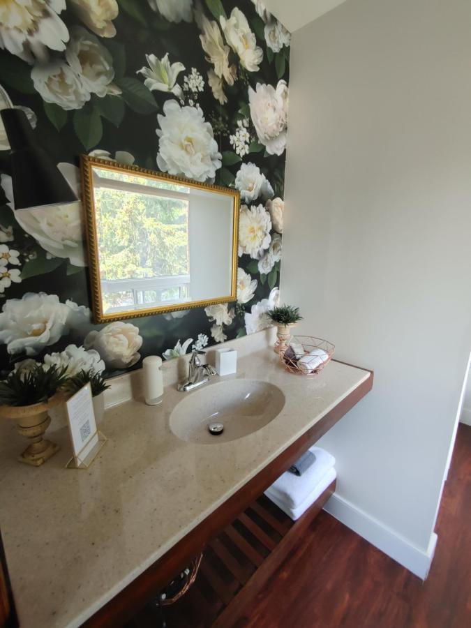 Stonewater Manor B&B แกเนอนอเคว ภายนอก รูปภาพ