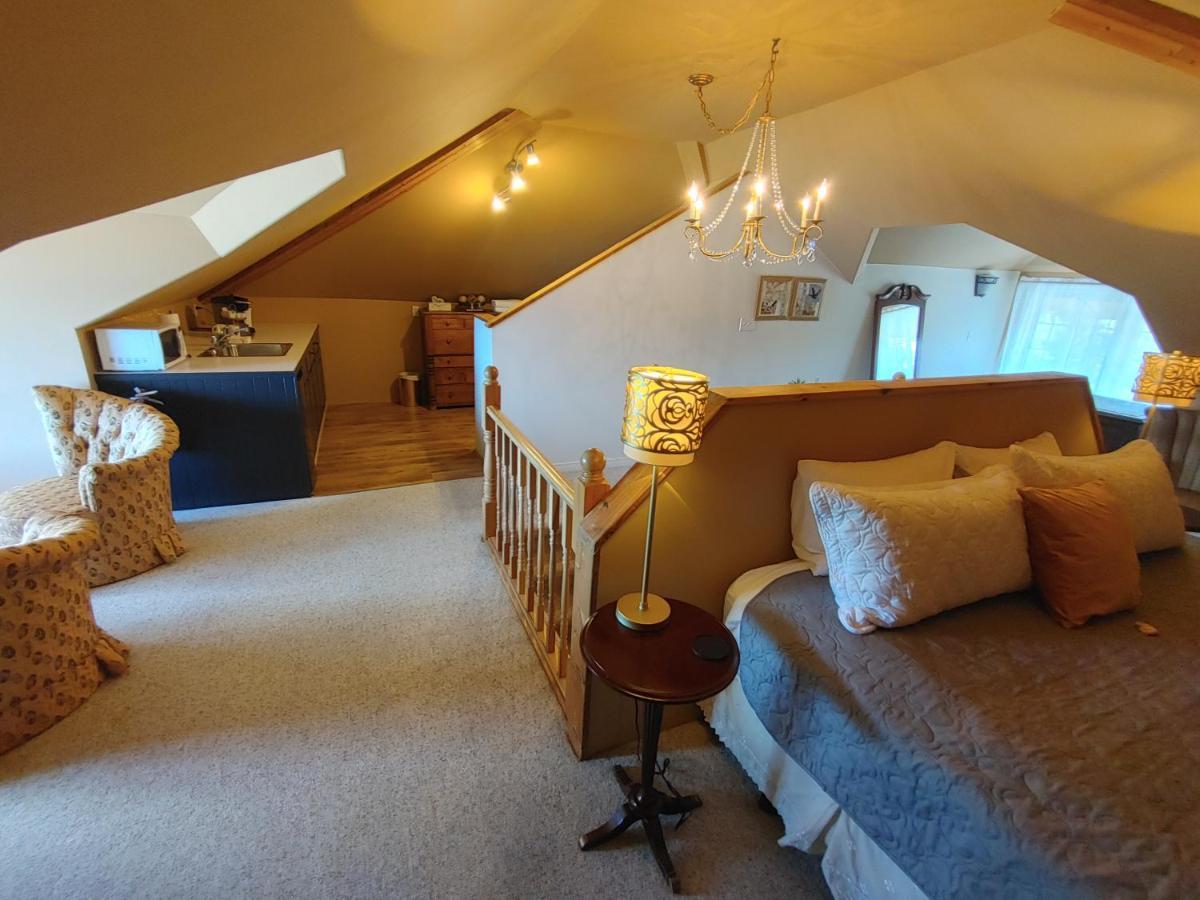 Stonewater Manor B&B แกเนอนอเคว ภายนอก รูปภาพ