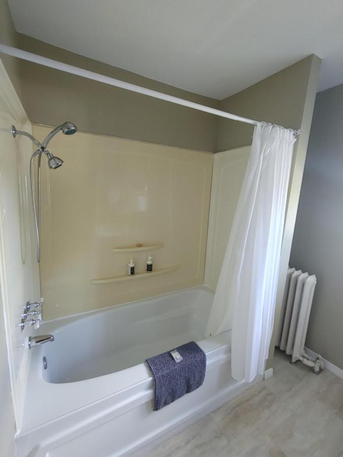 Stonewater Manor B&B แกเนอนอเคว ภายนอก รูปภาพ