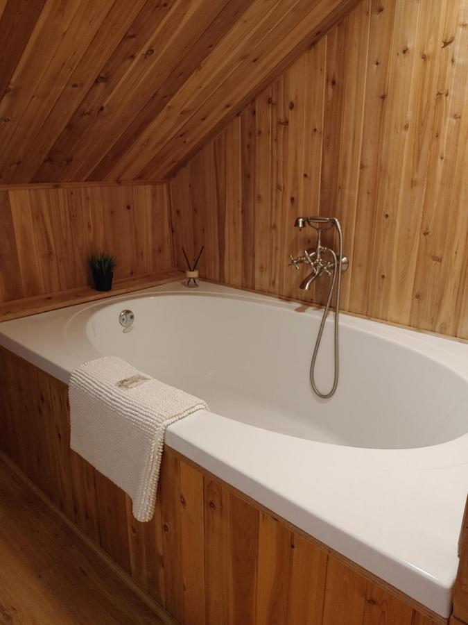 Stonewater Manor B&B แกเนอนอเคว ภายนอก รูปภาพ
